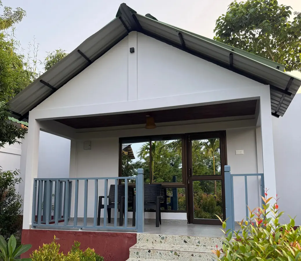 Casa Thatched cottage exterior, Manas